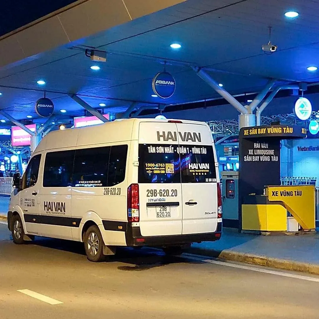 A Hai Van limousine picking up passengers at the Tan Son Nhat airport desk