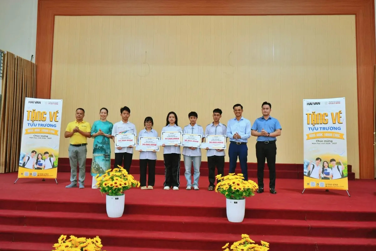 Hai Van presenting back-to-school ticket awards to students of Le Quy Don High School for the Gifted in Dien Bien