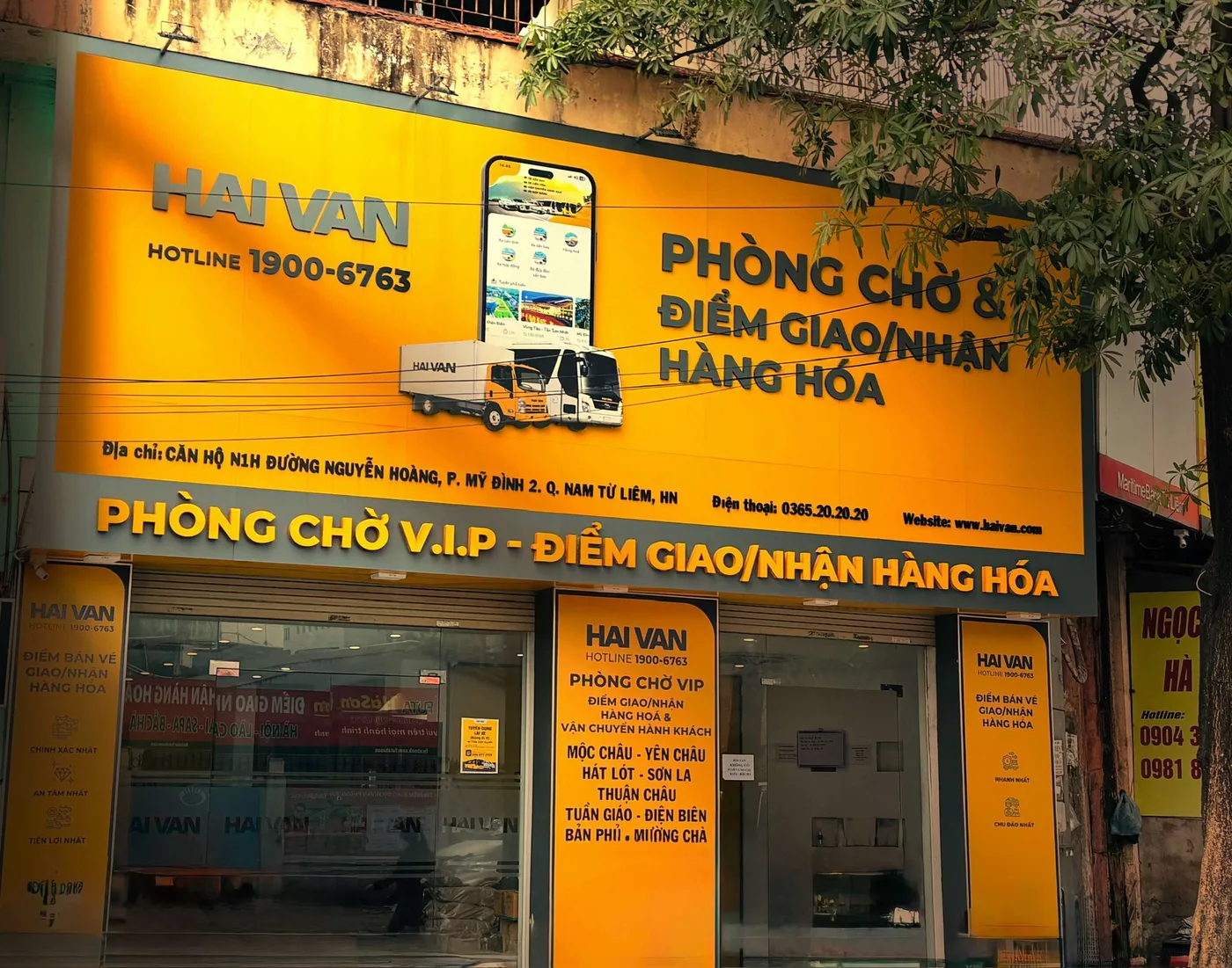 Street front of the Hai Van lounge on Nguyen Hoang street, next to My Dinh Bus Station