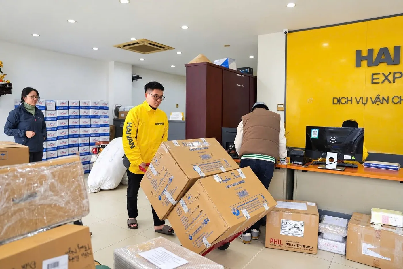 Hai Van staff receiving and stacking parcels at the office