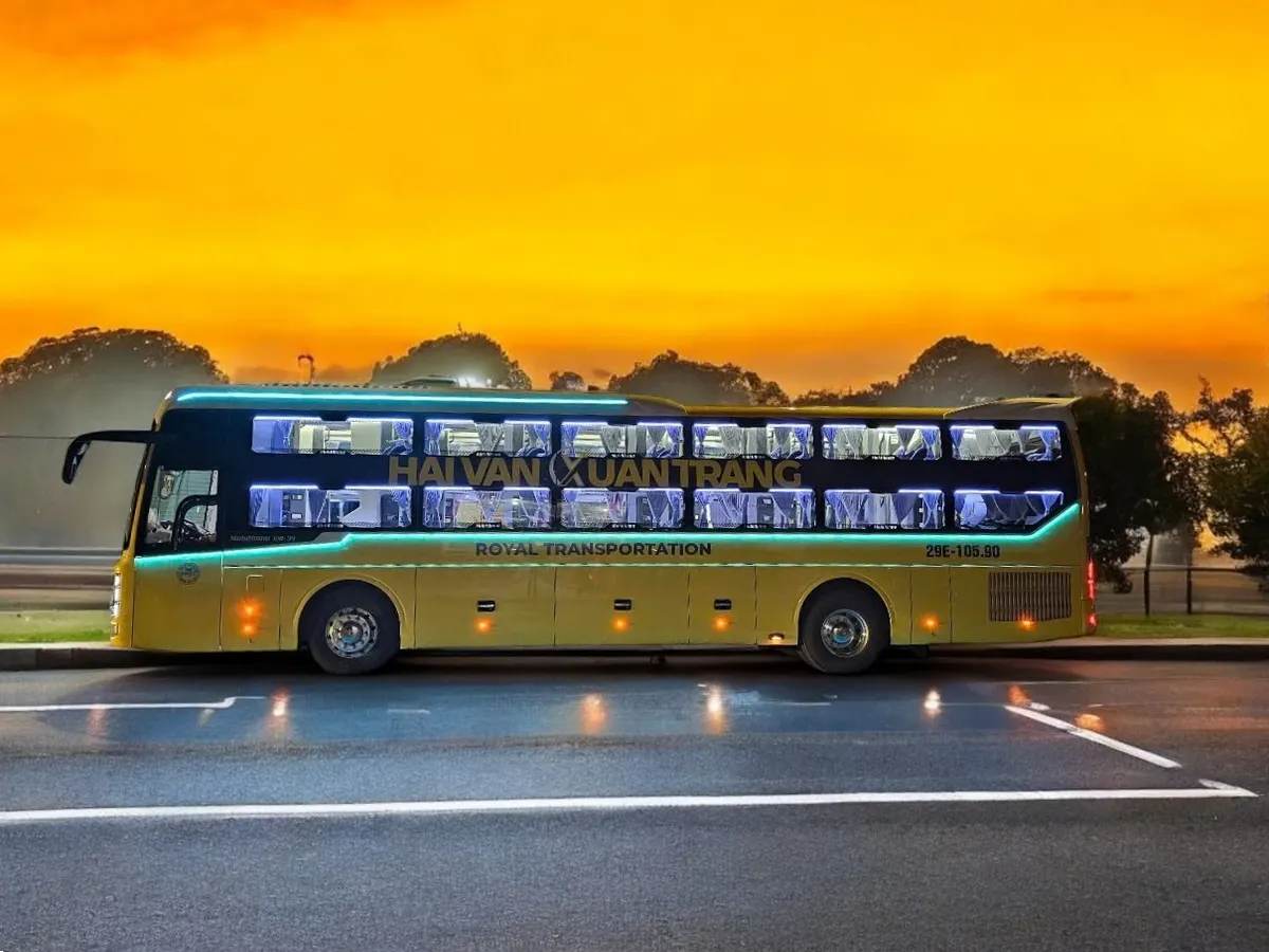 Xe giường nằm Hải Vân Xuân Tráng dưới bầu trời hoàng hôn