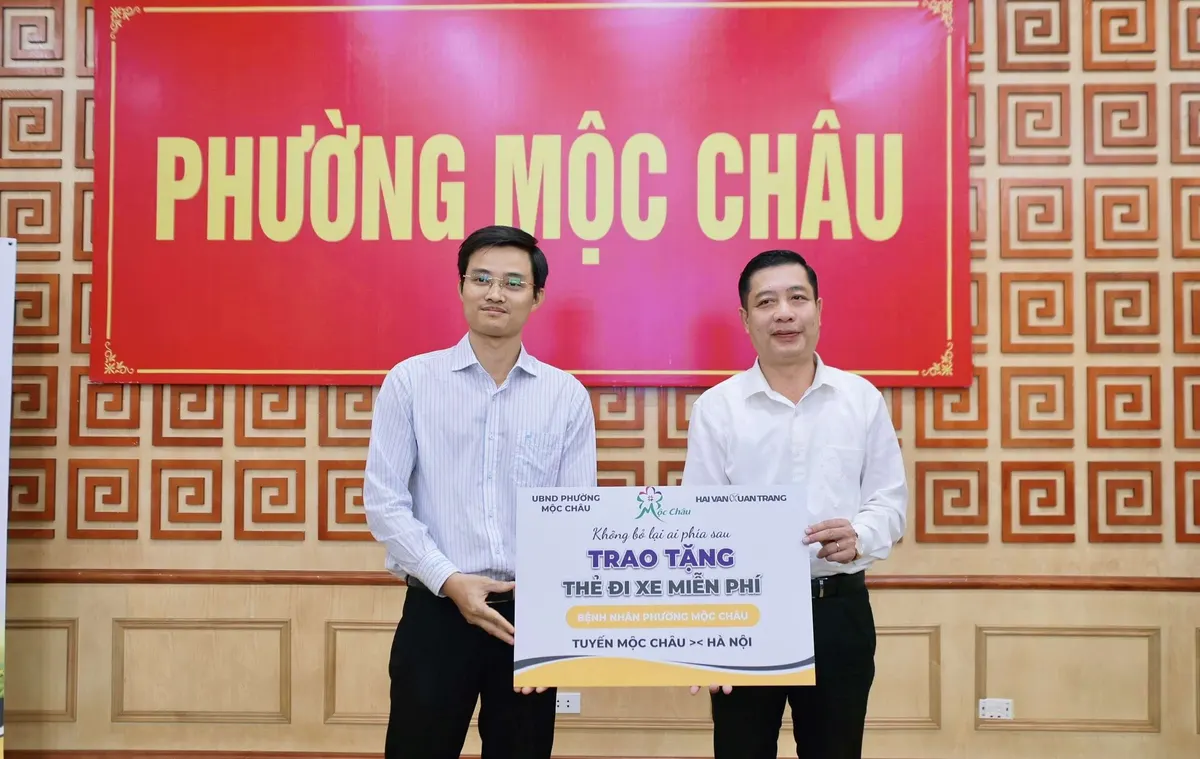 Đại diện UBND phường Mộc Châu và Hải Vân Xuân Tráng trao biển tặng thẻ đi xe miễn phí tuyến Mộc Châu – Hà Nội