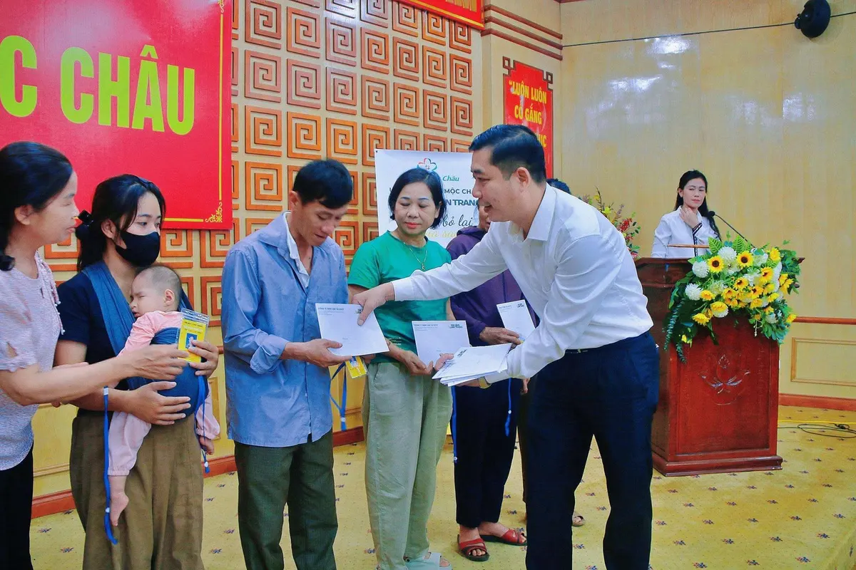 Trao thẻ đi xe miễn phí cho người bệnh tại hội trường phường Mộc Châu