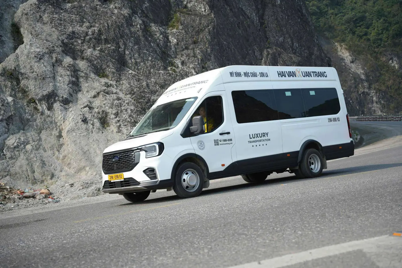 Xe Luxury Hải Vân Xuân Tráng gắn biển Mỹ Đình – Mộc Châu – Sơn La chạy trên đường đèo