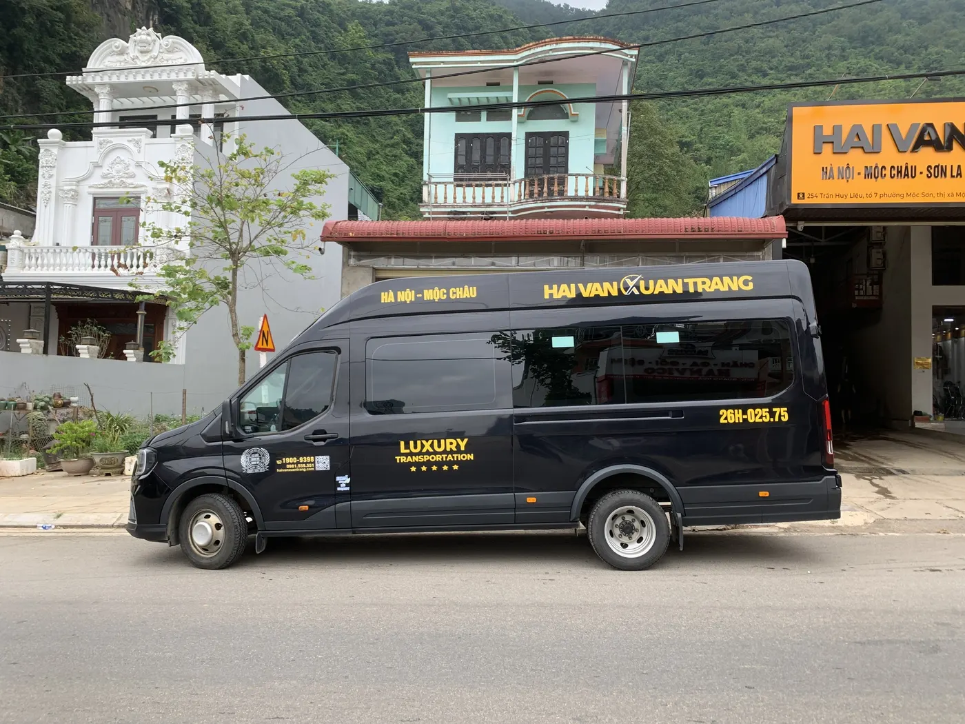 Xe Luxury Hải Vân Xuân Tráng tuyến Hà Nội – Mộc Châu đỗ trước cửa hiệu