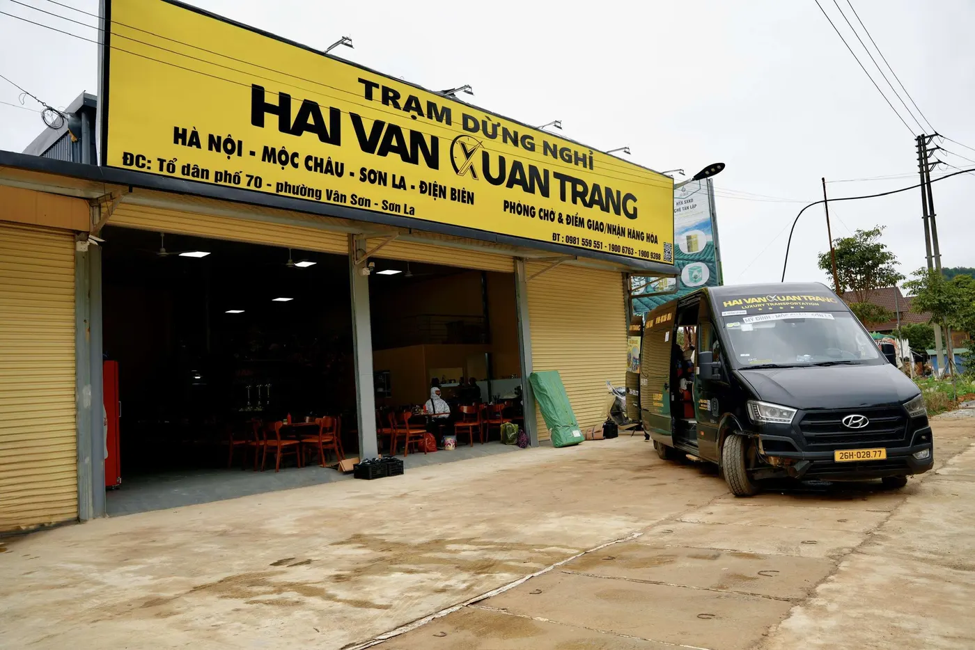 Trạm dừng nghỉ Hải Vân Xuân Tráng tại Mộc Châu: phòng chờ và điểm giao nhận hàng hóa (theo biển hiệu)