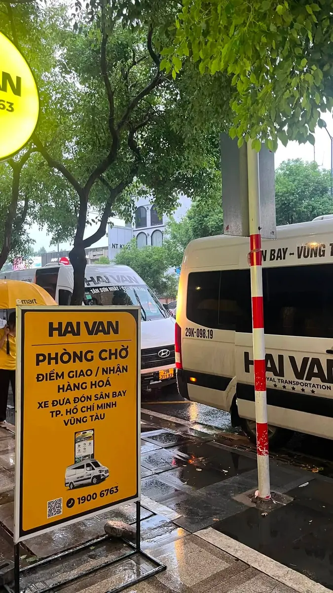 Hai Van lounge sign at 307 Nguyen Van Troi with a limousine boarding out front