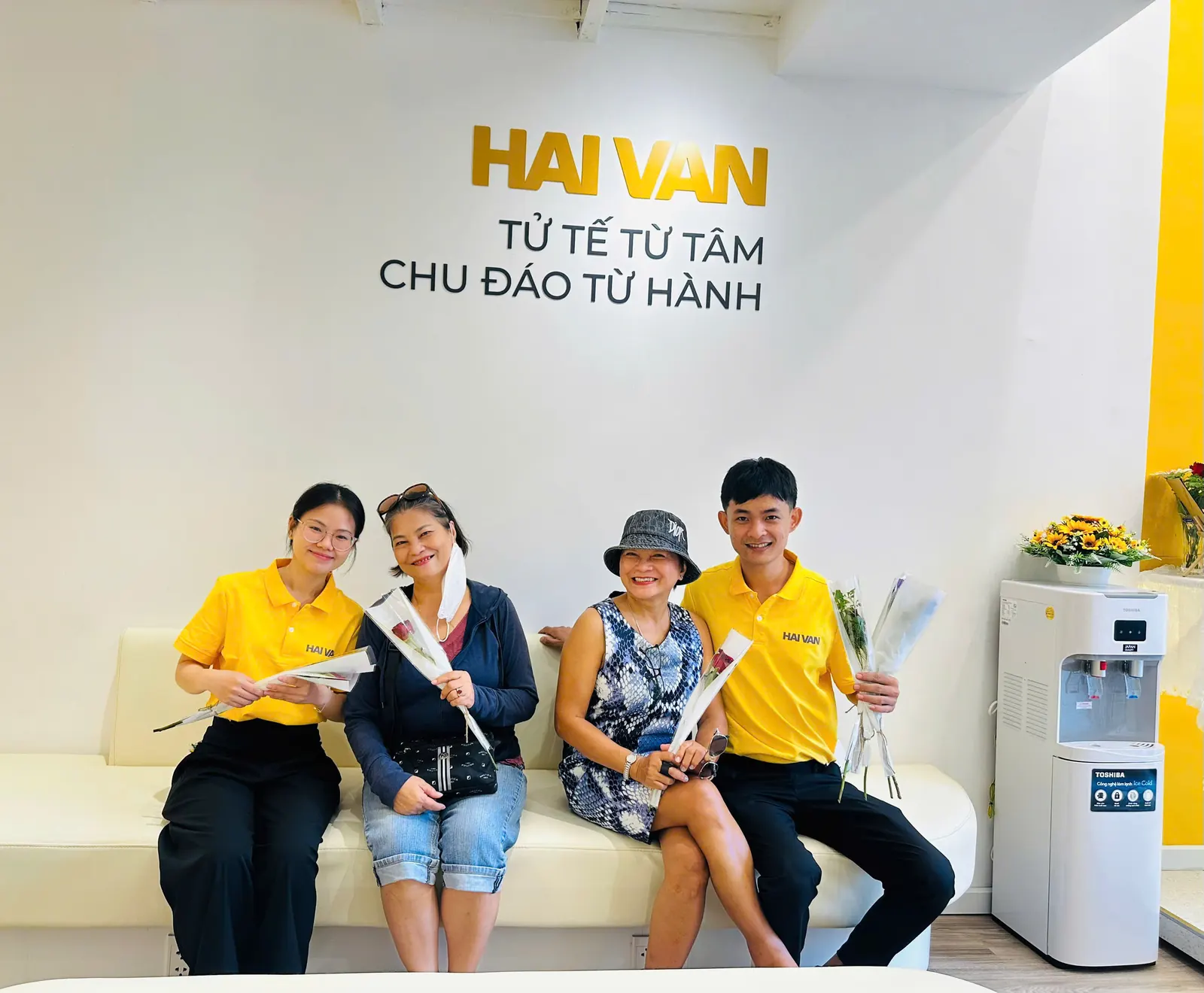 Hai Van staff with passengers in the District 1 lounge
